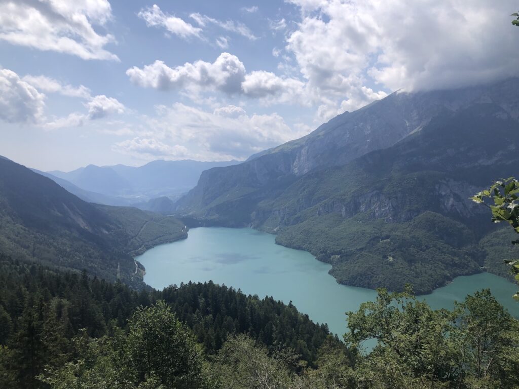 Cosa portare in montagna d'estate